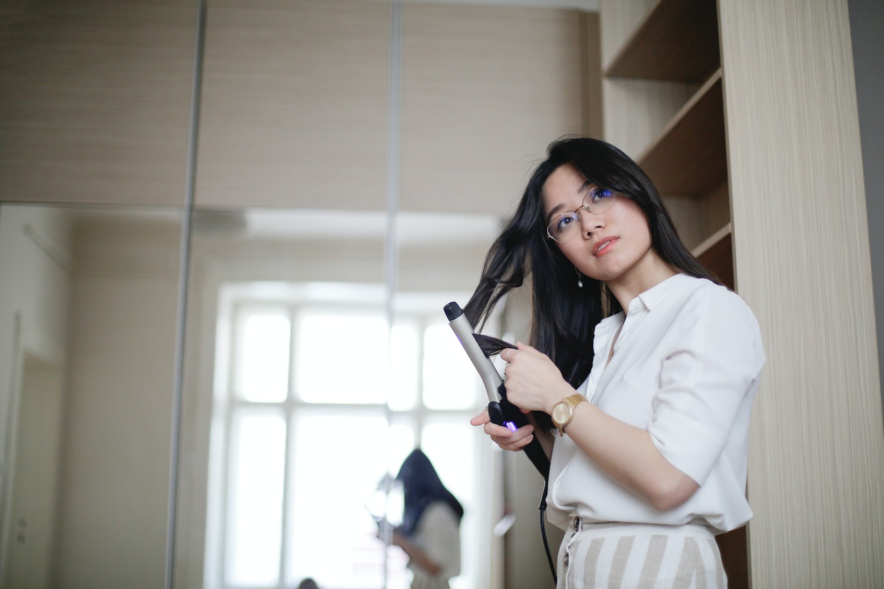 An influencer styling her hair